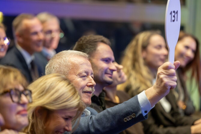 Sauliaus Žiūros nuotr./Vilniaus mero ir partnerių aukcione surinkta beveik 80 tūkst. Eur paramos: skiriama Ukrainos karo našlaičių stovykloms Lietuvoje
