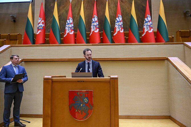 Alfredo Pliadžio (KAM) nuotr./Seime apdovanoti nacionalinio moksleivių rašinių konkurso „Mes esame NATO“ nugalėtojai