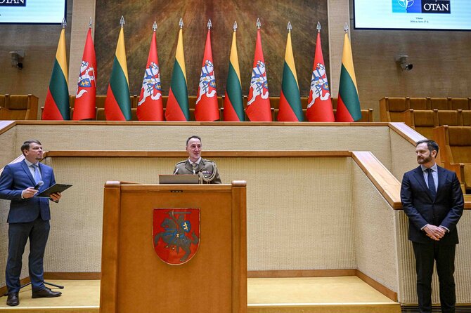 Alfredo Pliadžio (KAM) nuotr./Seime apdovanoti nacionalinio moksleivių rašinių konkurso „Mes esame NATO“ nugalėtojai