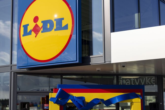„Lidl“ nuotr./„Lidl“ lentynose gimtadienio proga – istoriškai žemiausia kaina per dešimtmetį: pirkėjai skuba į parduotuves