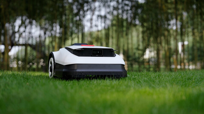 „Ecovacs“ nuotr./Revoliucija kieme: ECOVACS belaidžiai robotai-žoliapjovės, keičiantys vejos priežiūros įpročius