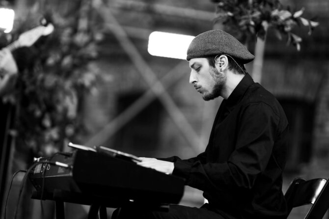 Soc. tinklų nuotr./Grupės „Strings Of Earth Orchestra“ narys