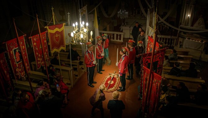 Kadras iš filmo Sacrum ir profanum Pievėnuose