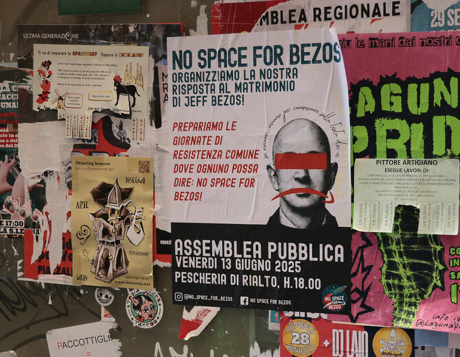 REUTERS/Scanpix nuotr./Protestai Venecijoje prieš Jeffo Bezoso ir Lauren Sanchez vestuves