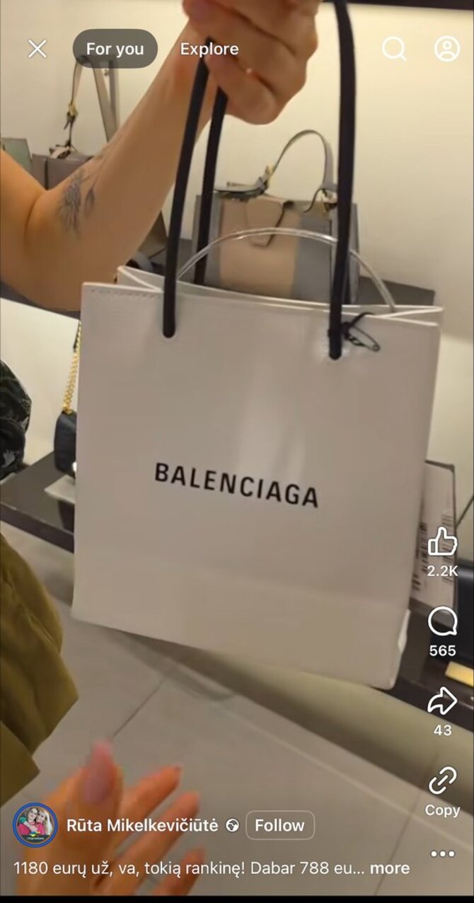 Stop kadras./„Balenciaga“ rankinė