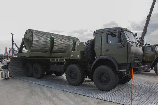 KRVD transporto priemonė, laikinųjų kelių tiesimo sistema. Militarnyi.com nuotr.