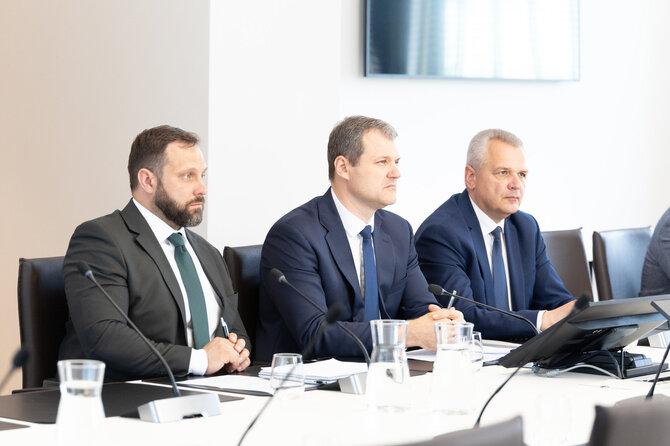 Ūkininkų atstovai susitinka su premjeru Gintautu Palucku ir Žemės ūkio ministru Ignu Hofmanu po įspėjamojo protesto 2025-06-19. Laimos Penek, LRV nuotr.