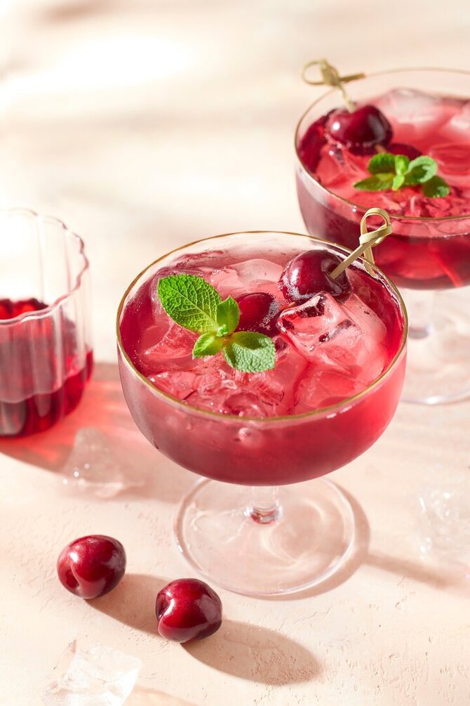 Shutterstock nuotr./Nealkoholinis uogų spritz