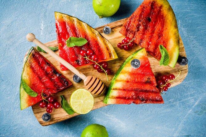 iStock nuotr./Aštrus grilintas arbūzas su medaus ir graikiško jogurto padažu