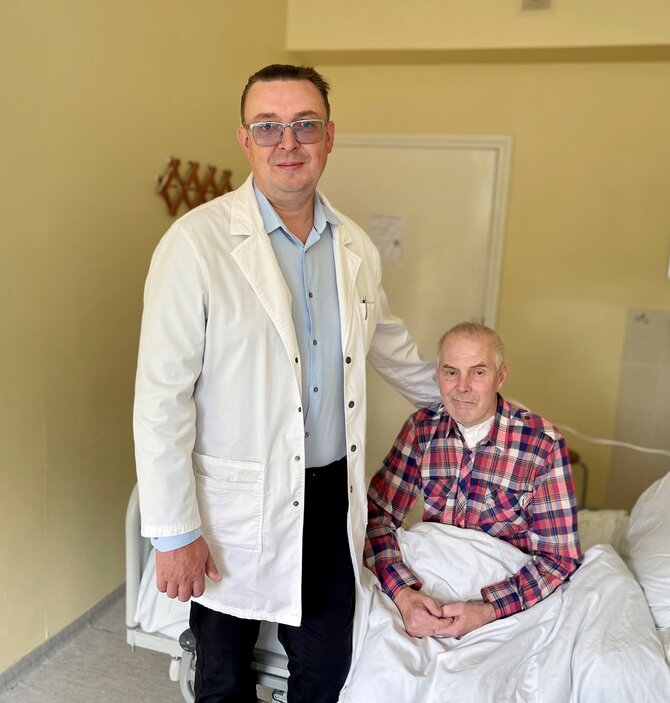 Pranešimo aut. nuotr./Gydytojas P. Radziminskas ir pacientas Arūnas