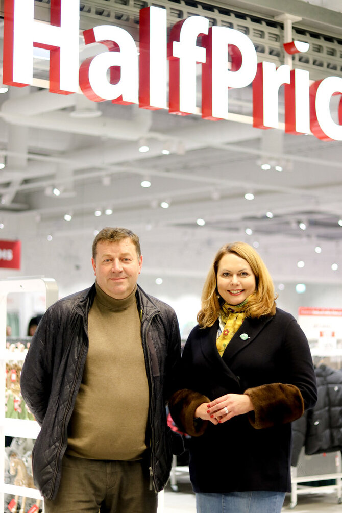 „Ogmios miestas“ nuotr./„HalfPrice“ atstovas Sergejs Aleksejevs ir „Outlet Park“ direktorė Vida Minkštimienė