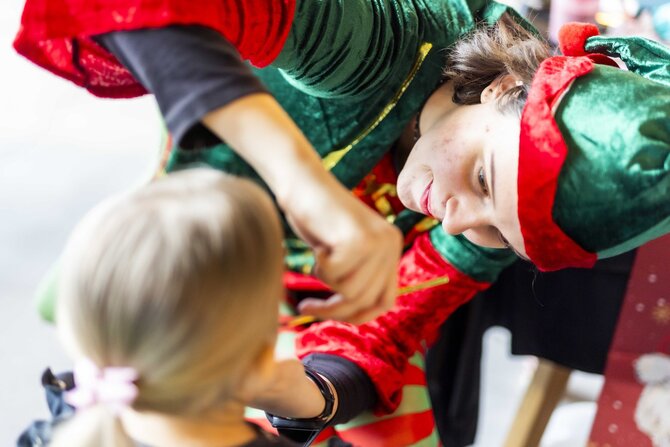 „Ogmios miestas“ nuotr./„Outlet Park“ Kalėdas pasitinka magiškai: vaikus kviečia į „Burtininkų mokyklėlę“ 