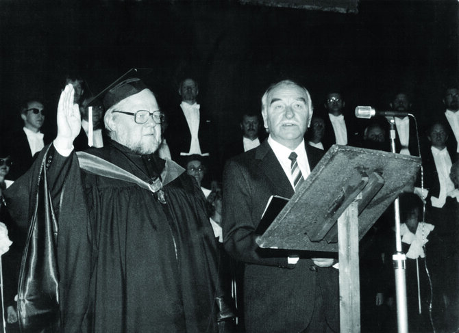 VDU nuotr./VDU rektoriaus prof. Algirdo Avižienio priesaika. 1990 m. rugsėjo 3 d.