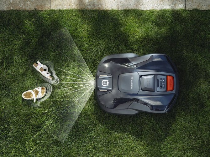 Organizacijos nuotr./„Husqvarna“ pristatė robotus vejapjoves su dirbtinio intelekto technologija: pirmieji išbandė S. Urbonas ir S. Pranckūnė