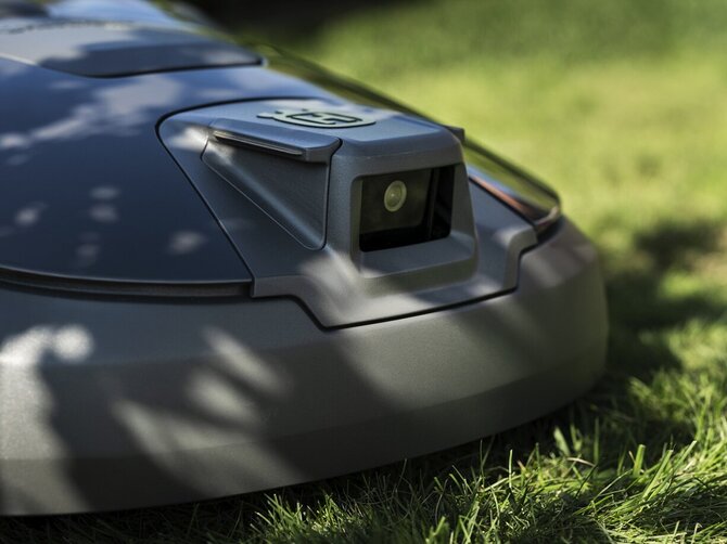Organizacijos nuotr./„Husqvarna“ pristatė robotus vejapjoves su dirbtinio intelekto technologija: pirmieji išbandė S. Urbonas ir S. Pranckūnė