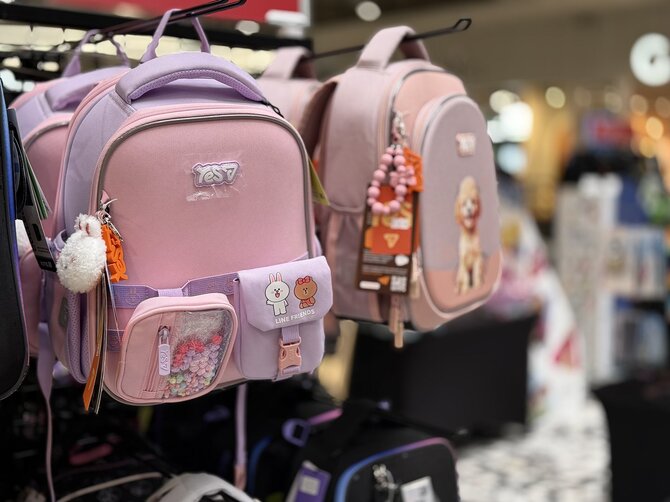 „Vilnius Outlet“ nuotr./Madingos, praktiškos ir išskirtinės: šios „Vilnius Outlet“ mokyklinės prekės patiks ir vaikams, ir paaugliams