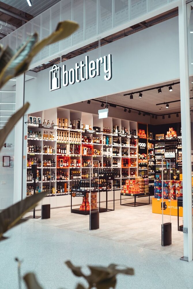 „Vilnius Outlet“ nuotr./Kelionės į vasarą stotelė – „Vilnius Outlet“ įsikūrusi BOTTLERY: turi visko, ko prireiks geriausioms skonių patirtims 