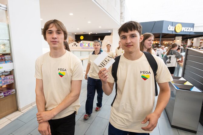 Stovyklos organizatorių nuotr./Smagi pertrauka nuo robotikos: lietuvių ir ukrainiečių stovyklautojai pramogavo „Megoje“ 