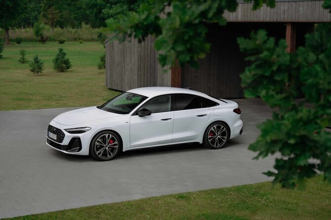 „Audi“ nuotr./Naujasis „Audi A5 e-hybrid“ – jau Lietuvoje: sportiška elegancija ir įspūdingas elektra nuvažiuojamas atstumas