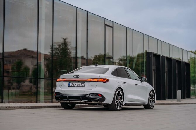 „Audi“ nuotr./Naujasis „Audi A5 e-hybrid“ – jau Lietuvoje: sportiška elegancija ir įspūdingas elektra nuvažiuojamas atstumas
