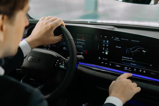 „Audi“ nuotr./Naujasis „Audi A5 e-hybrid“ – jau Lietuvoje: sportiška elegancija ir įspūdingas elektra nuvažiuojamas atstumas