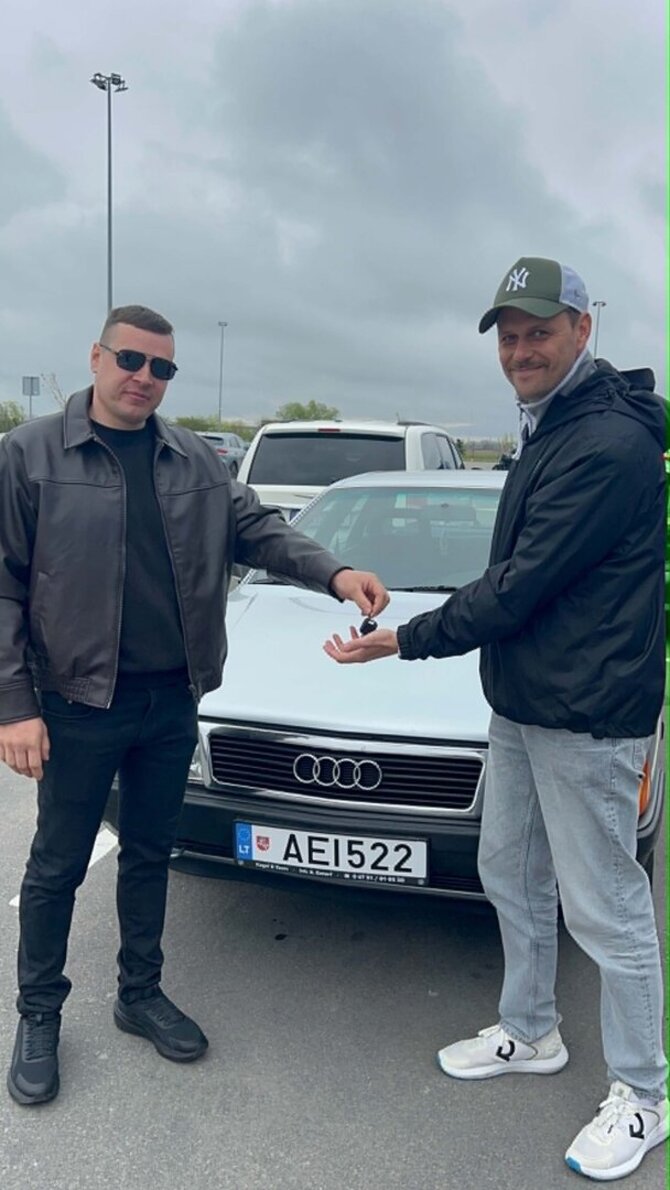 Arnoldas Eisimantas ir automobilio pardavėjas /Asmeninio albumo nuotr.