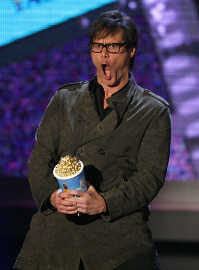 „Reuters“/„Scanpix“ nuotr./Jimas Carrey atsiima apdovanojimą už juokingiausią vaidmenį filme „Jis sako „Taip“!“.