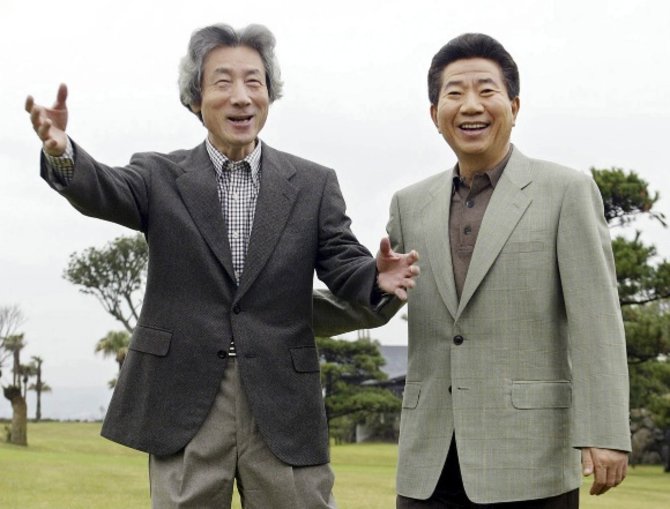 „Reuters“/„Scanpix“ nuotr./Pietų Korėjos prezidentas Roh Moo-Hyunas (dešinėje) su Japonijos premjeru Junichiro Koizumi. 