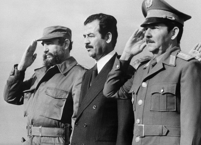 AFP/„Scanpix“ nuotr./Saddamas Husseinas per vizitą Kuboje 1979 m. stovi tarp Fidelio Castro (kairėje) ir Raulio Castro (dešinėje).