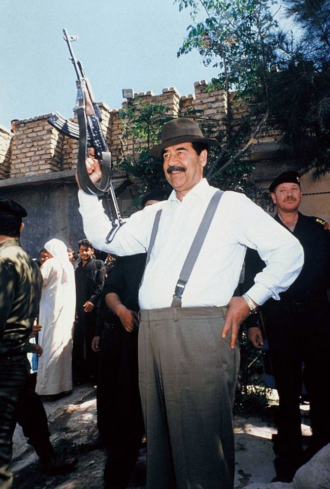 „Scanpix“/„SIPA“ nuotr./Saddamas Husseinas švenčia savo 61-ąjį gimtadienį. (1998 m.)
