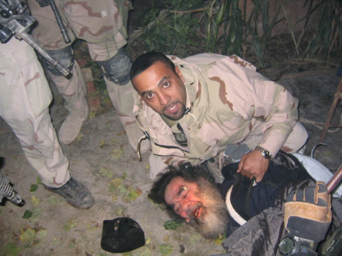 Wikipedia.org nuotr./Saddamą Husseiną po pusmetį trukusio slapstymosi surado amerikiečių kariai.