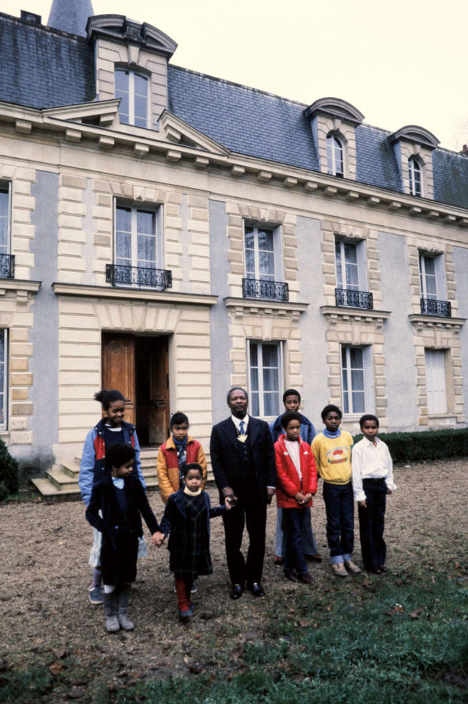 AFP/„Scanpix“ nuotr./Jeanas-Bédelis Bokassa su šeimos nariais tremtyje prie savo dvaro greta Paryžiaus (1984 m.)