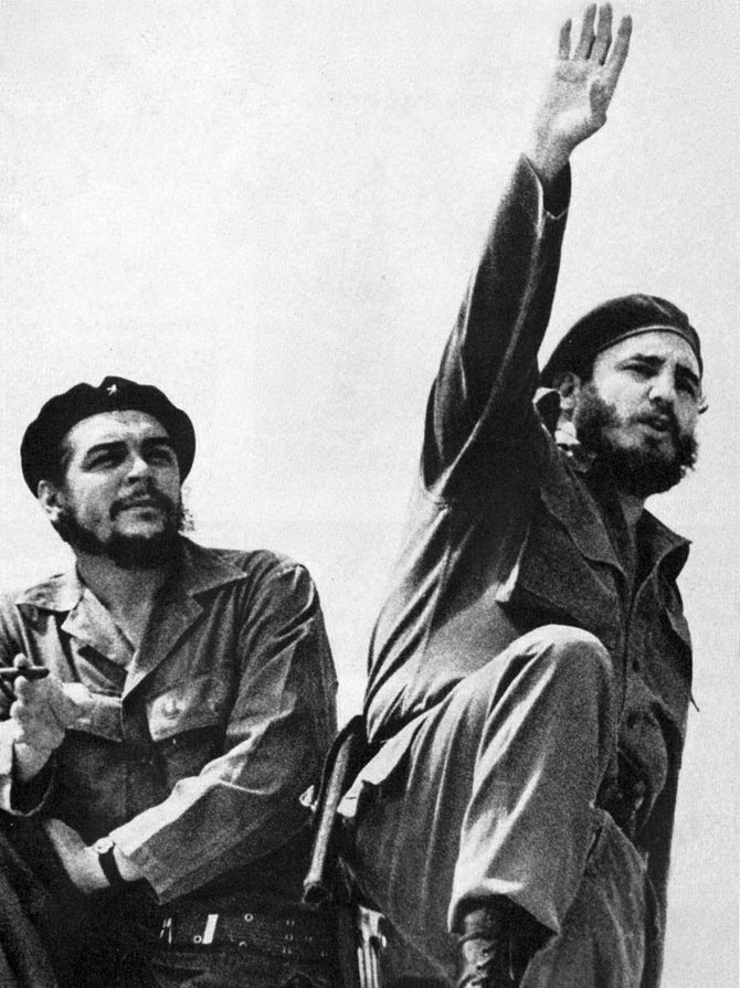 Wikipedia.org nuotr./Che Guevara (kairėje) ir Fidelis Castro (1961 m.)