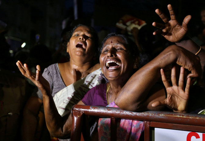 „Reuters“/„Scanpix“ nuotr./Gedintys Muthuvelo Karunanidhi šalininkai