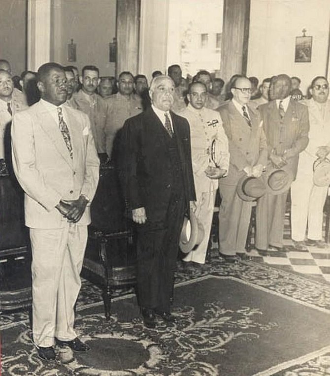 Wikipedia.org nuotr./Rafaelis Trujillo (centre) su Haičio prezidentu Paulu Magloire (kairėje) (1951 m.)