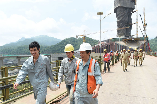 AFP/„Scanpix“ nuotr./Vallabhbhai Patelio statulą stato kinų darbininkai