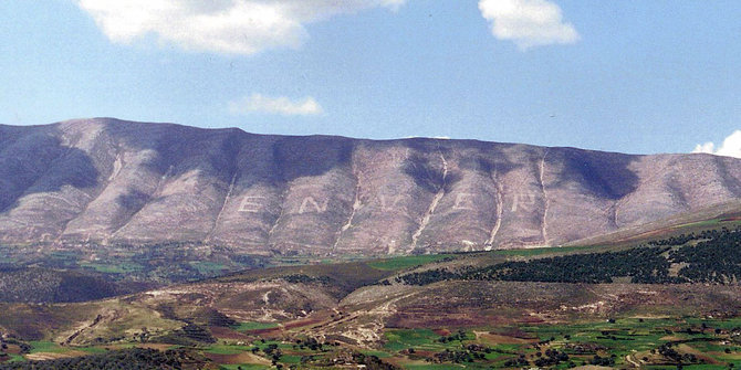 Wikipedia.org nuotr./Hoxhos vardas, iškaltas ant Špirago kalno Albanijoje