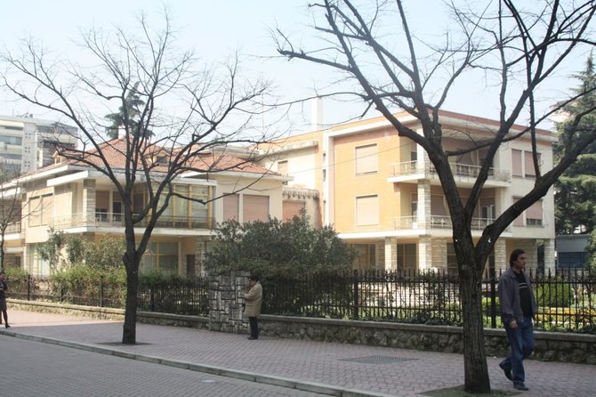 Wikipedia.org nuotr./Buvusi Envero Hoxhos rezidencija uždarame Tiranos rajone