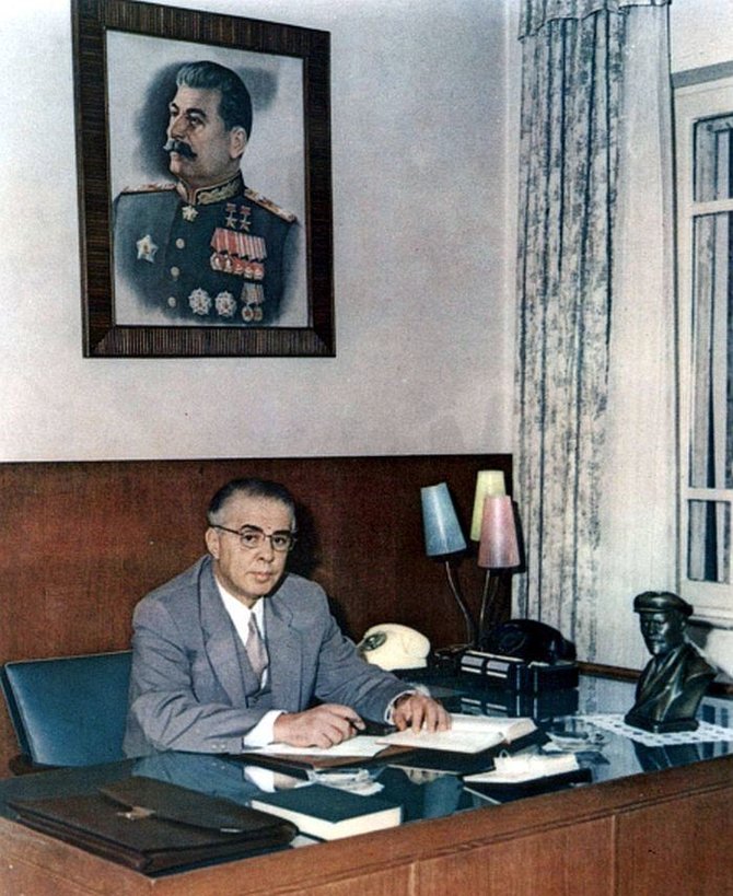 Wikipedia.org nuotr./Enveras Hoxha darbo kabinete (1971 m.)