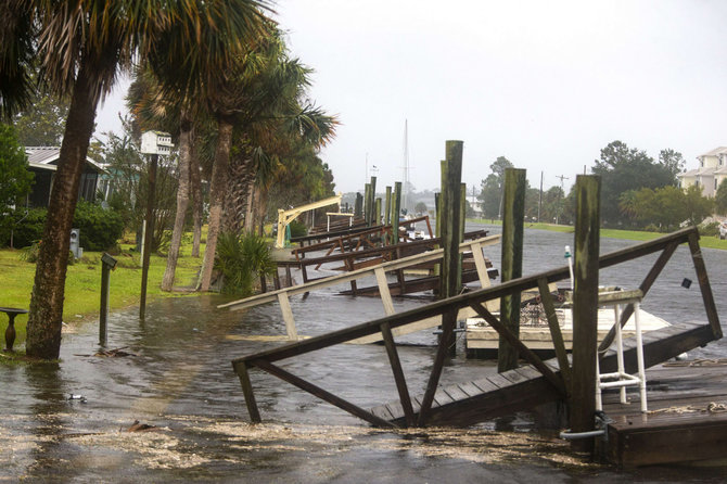 AFP/„Scanpix“ nuotr./Uragano Michaelas sukeltas potvynis
