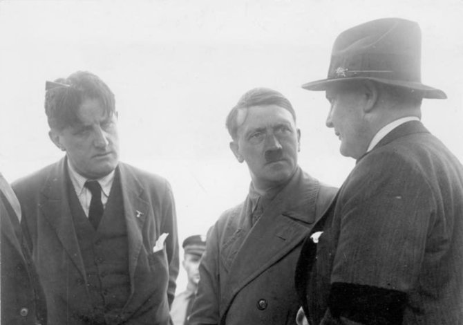 Vokietijos Bundesarchyvo/Wikimedia.org nuotr./Ernstas Franzas Sedgwickas Hanfstaenglis (kairėje) su Adolfu Hitleriu ir Hermannu Göringu (1932 m.)