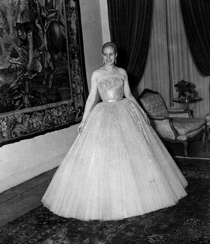 Wikipedia.org nuotr./Eva Perón, vilkinti Christiano Dioro suknelę (1949 m.)