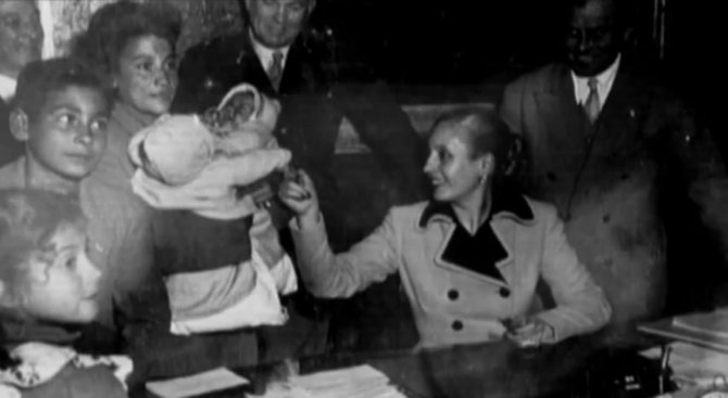 Wikipedia.org nuotr./Eva Perón priiminėja piliečius.