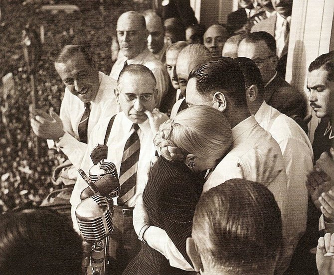 Wikipedia.org nuotr./Eva Perón vyro glėbyje (1951 m.)