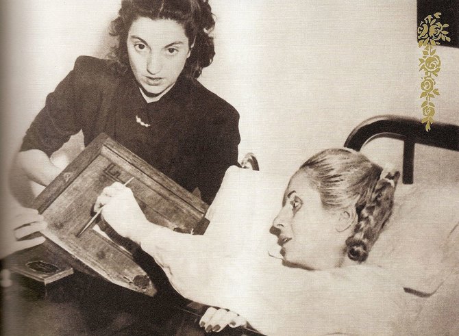 Wikipedia.org nuotr./Eva Perón balsuoja per prezidento rinkimus gulėdama ligoninėje. (1951 m.)