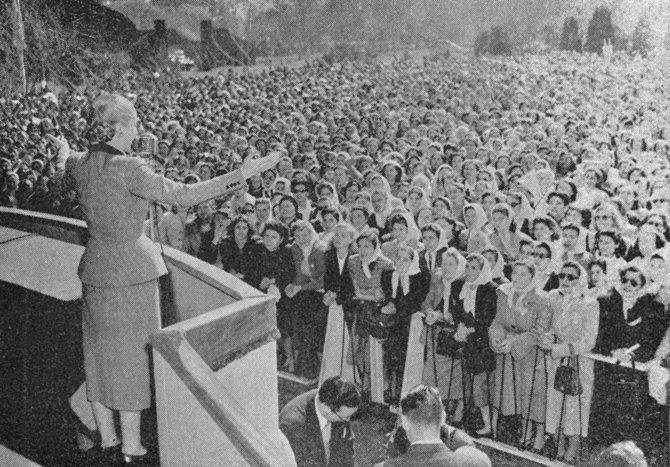 Wikipedia.org nuotr./Eva Perón sako kalbą moterų auditorijai.