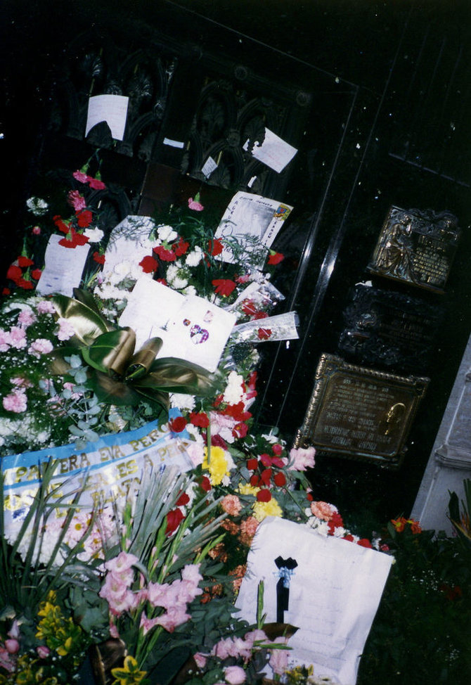 Wikipedia.org nuotr./Paskutinė Evos Perón palaikų poilsio vieta Rekoletos kapinėse