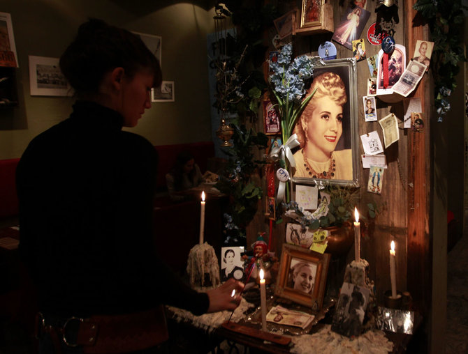 „Reuters“/„Scanpix“ nuotr./Evitos altorėlis viename Buenos Airių restoranėlyje