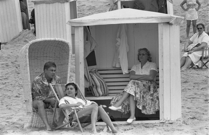 Wikipedia.org nuotr./Soraya Esfandiary-Bakhtiary Olandijos paplūdimyje po skyrybų (1959 m.)