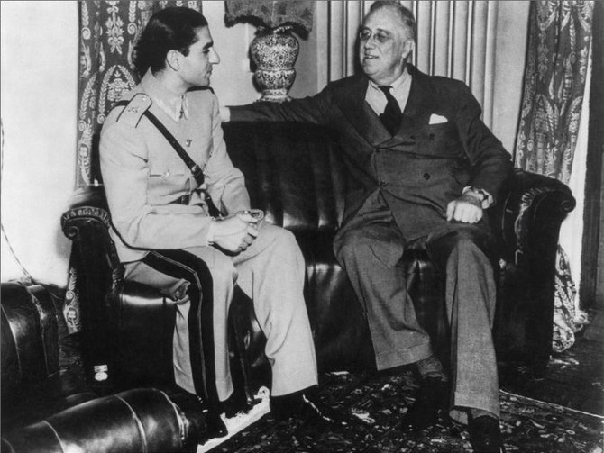 Wikipedia.org nuotr./Šacho Mohammado Rezos Pahlavi susitikimas su JAV prezidentu Franklinu D.Rooseveltu Teherano konferencijos metu (1943 m.)